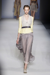 Fashion Trends jaro 2010: Šaty pro vílu (http://www.luxurymag.cz)